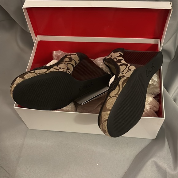 Coach Wedge Size 8 New in Box - Picture 2 of 3